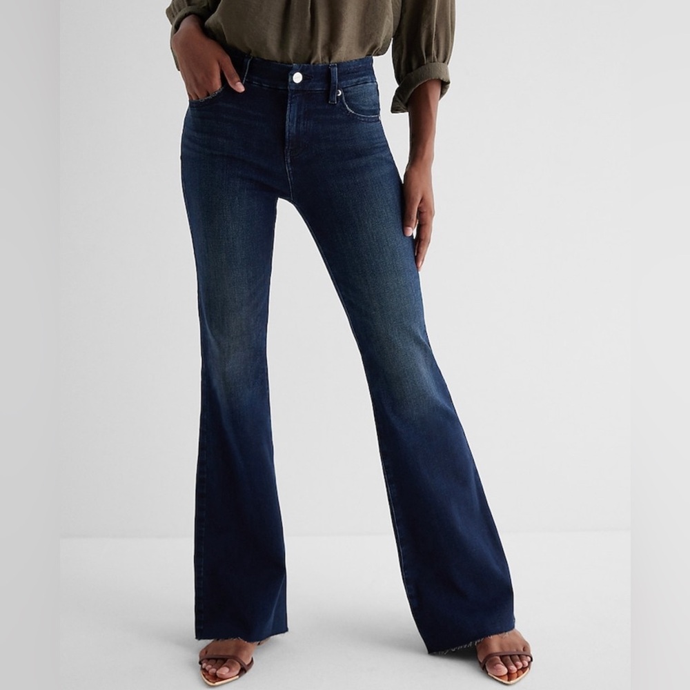 NWOT EXPRESS Mid Rise Dark Wash Raw Hem FlexX
'70s Flare Jeans LARGE